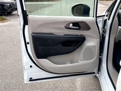 2022 Chrysler Voyager LX