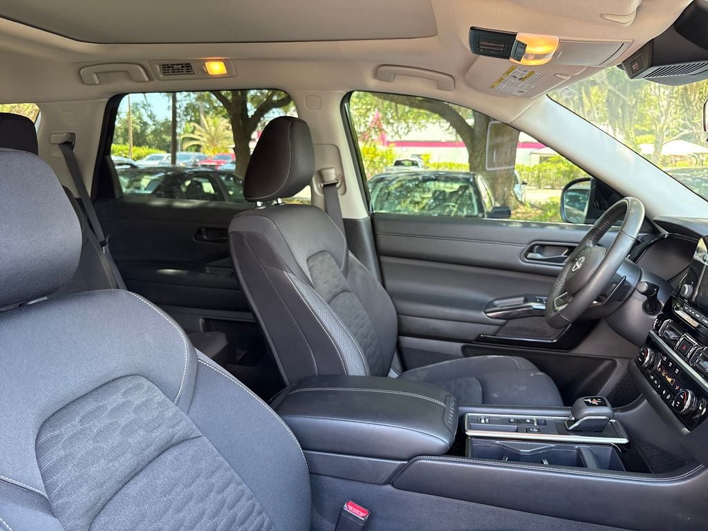 2025 Nissan Pathfinder SV